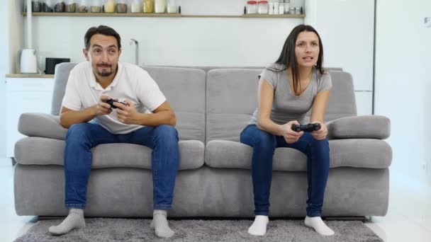 Un uomo gioca in un gioco con sua moglie — Video Stock