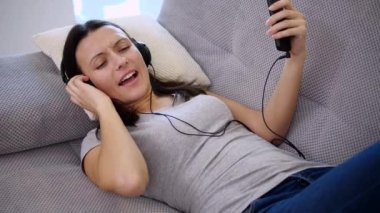 Bir kadın kulaklıklar müzik dinler