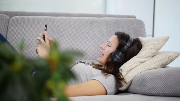 Žena poslouchá hudbu — Stock video