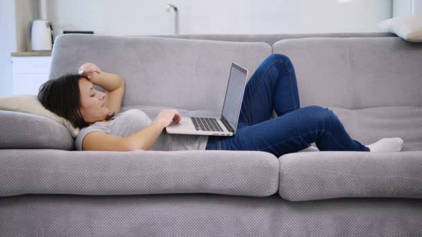 Žena tráví čas s přenosným počítačem — Stock video