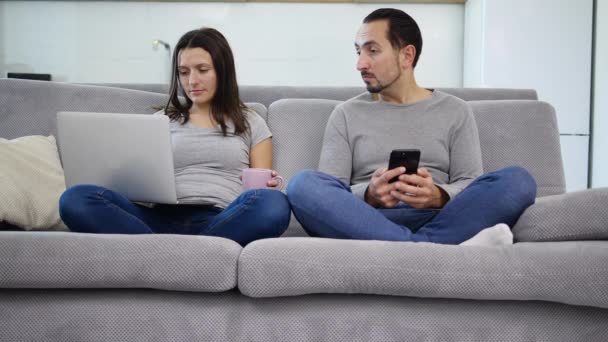 Een man en vrouw doorbrengen tijd samen — Stockvideo