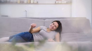 İyi bir kadın kanepede zaman harcamaktadır