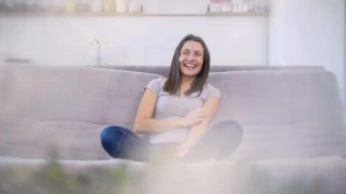 İyi bir kadın kanepede zaman harcamaktadır