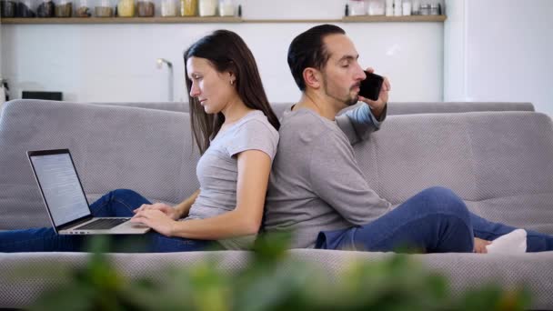 Муж и жена проводят время вместе — стоковое видео