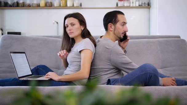 Um marido e uma esposa passam o tempo juntos — Vídeo de Stock