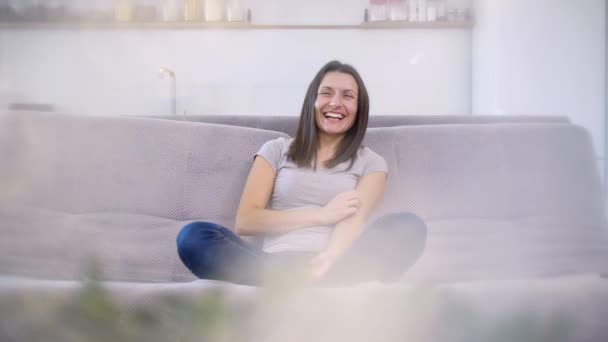 Una brava donna passa del tempo sul divano — Video Stock