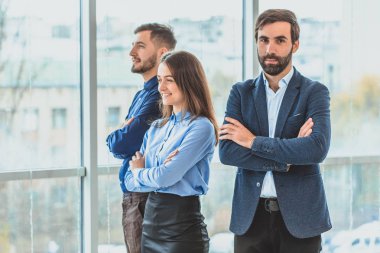 İki işadamları ile bir kız iş. Kendi elleriyle onlar tüm gülümseme ve stand.