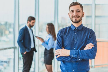Bir işadamı duruyor ofis onun el onun eli bıraktınız. Bu süre boyunca, o arka planı standları