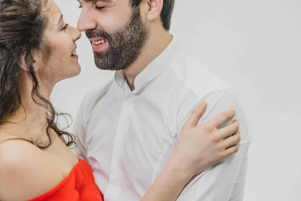 En man och en kvinna med långt hår, stödja varandra med kärlek. Alla hjärtans dag. En kvinna klädd i en röd klänning av en man i en vit skjorta. — Stockfoto