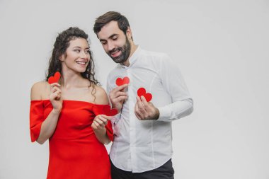 Güzel, çekici, neşeli, pozitif bir çift. Evlenmek. Eşi. El ele tutuşun, küçük kartların kapalı gözlerini saklayın..