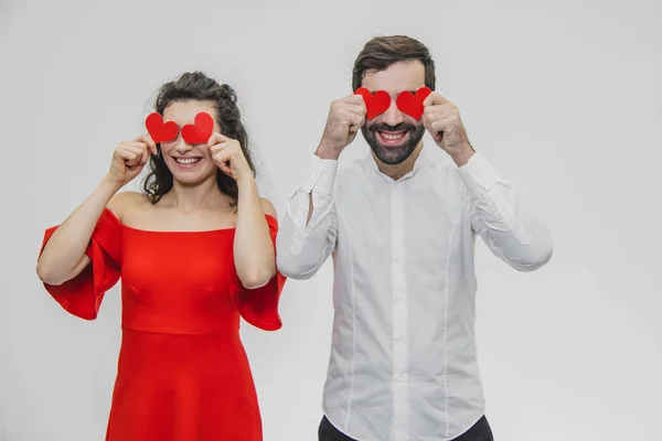 Bonito par atraente, alegre, positivo. Casado. Cônjuge. Segure as mãos, escondendo os olhos fechados das pequenas cartas. — Fotografia de Stock