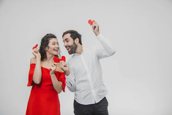 Bonito par atraente, alegre, positivo. Casado. Cônjuge. Segure as mãos, escondendo os olhos fechados das pequenas cartas. — Fotografia de Stock