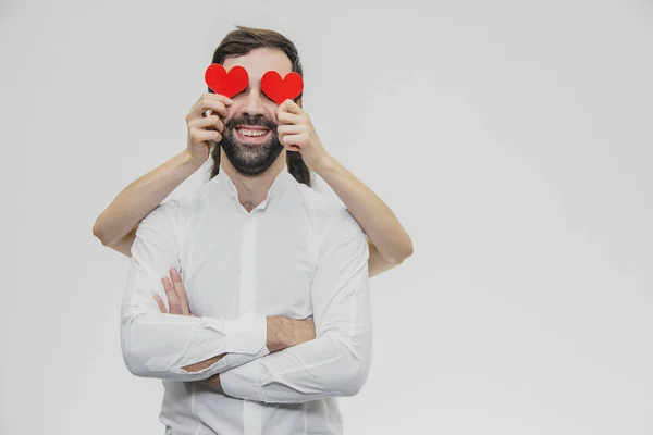 Bonito par atraente, alegre, positivo. São casados. Segure as mãos, sorrindo, segurando pequenas cartas. A esposa fecha os olhos com seus cânticos . — Fotografia de Stock