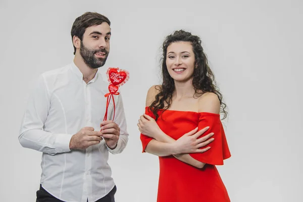 Saint Valentin et amour. Heureux ensemble Les idées romantiques célèbrent la Saint-Valentin. Concept de Saint-Valentin. Homme et femme amoureux, tenant carte rouge coeur Valentine carte . — Photo