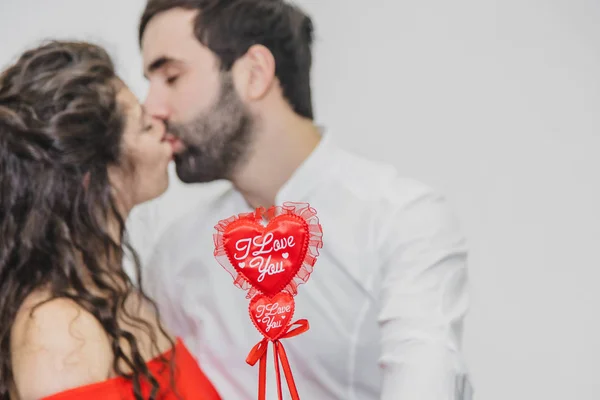 Alla hjärtans dag och kärlek. Glad tillsammans romantiska idéer fira alla hjärtans dag. Alla hjärtans dag koncept. Man och kvinna i kärlek, innehar rött kort hjärta Valentine kort. — Stockfoto