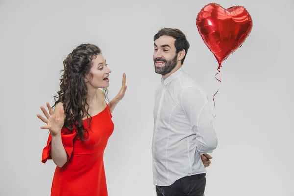 Casal Valentine. Menina beleza e seu bonito namorado segurando coração em forma de balão de ar e beijos. Feliz Família Alegre. Amor. . — Fotografia de Stock