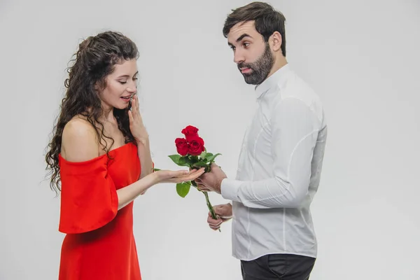 Jeune Homme Cache Bouquet Roses Derrière Surprise Pour Étonner Petite — Photo