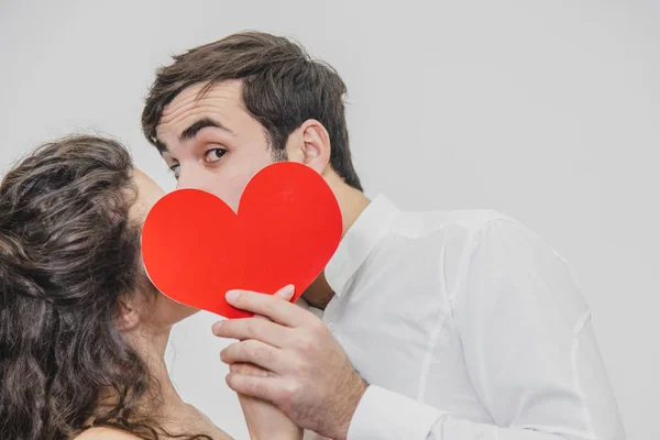 Jovem Terno Casal Amor Segure Papel Vermelho Nas Mãos Durante — Fotografia de Stock