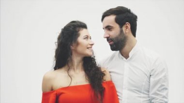 Güzel genç çift evde. Sarılma ve birlikte vaktinizi. Sevgililer günü kutlama. Birlikte öpüşme ve hediye yükselterek kutu. Kız kırmızı bir elbise ve kocası olarak giyinmiş bir