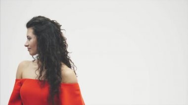 Sevgililer çift. Güzellik kız ve yakışıklı kalp tutan erkek arkadaşı hava balonu ve öpüşme şeklinde. Mutlu neşeli aile. Seviyorum. Sevgililer günü.