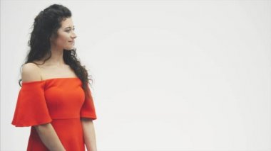 Sevgililer çift. Güzellik kız ve yakışıklı kalp tutan erkek arkadaşı hava balonu ve öpüşme şeklinde. Mutlu neşeli aile. Aşk.