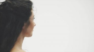 Bir klasik gömlek güzel zarif adam elinde kırmızı güllü. Beyaz bir arka plan üzerinde görüntülenir. Güller yakışıklı kız arkadaşına verir ve onu şefkatle öptü