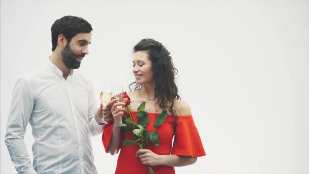 Twee mooie jonge aantrekkelijke stijlvolle mensen. Chique elegante grappige positieve mensen. Handen te houden in een glas champagne. — Stockvideo