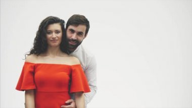 Nazik birkaç güzel kız ve onun yakışıklı adam, kalp balonlar ve öpücük şeklinde. Neşeli mutlu ailedir. Sevgililer günü