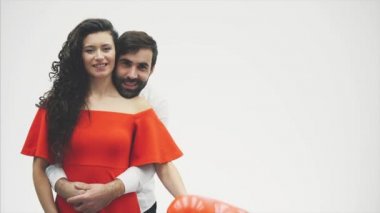 Nazik birkaç güzel kız ve onun yakışıklı adam, kalp balonlar ve öpücük şeklinde. Neşeli mutlu ailedir. Mutlu sevgililer günü aşk