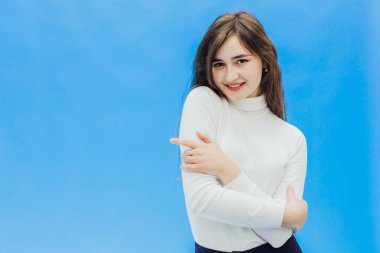 Bir gülümseme ile mavi bir arka plan bir kız. Mavi bir arka plan üzerinde bir kız.