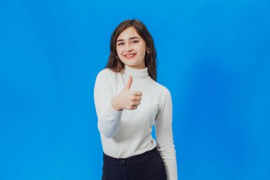 Kız mavi bir arka plan üzerinde. Gülümseme ile mavi bir arka plan üzerinde bir kız