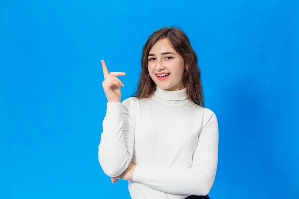 Young beautiful girl isolated on blue background — Stock Photo, Image