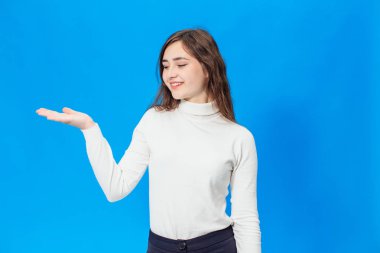 Üzerinde mavi arka plan izole genç güzel kız