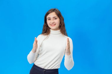 Üzerinde mavi arka plan izole genç güzel kız