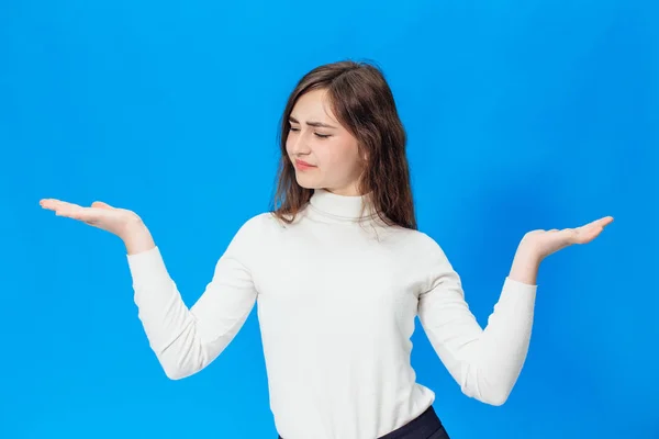 Jeune belle fille isolée sur fond bleu — Photo