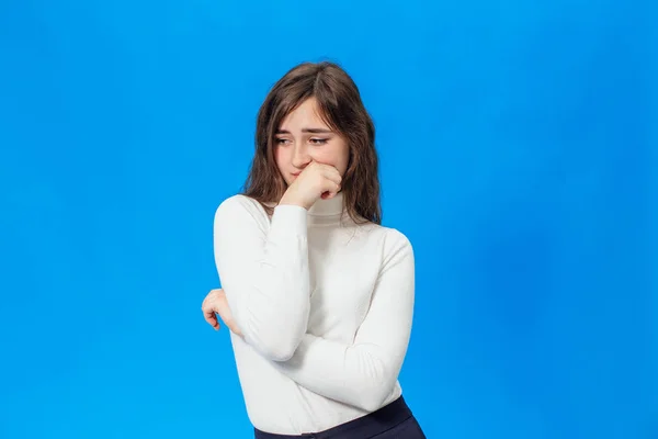 Jeune belle fille isolée sur fond bleu — Photo