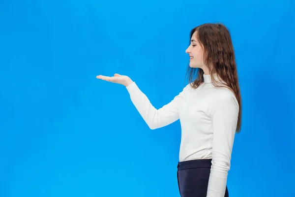 Gadis cantik muda terisolasi di latar belakang biru — Stok Foto