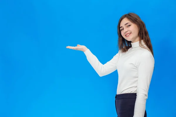 Gadis cantik muda terisolasi di latar belakang biru — Stok Foto