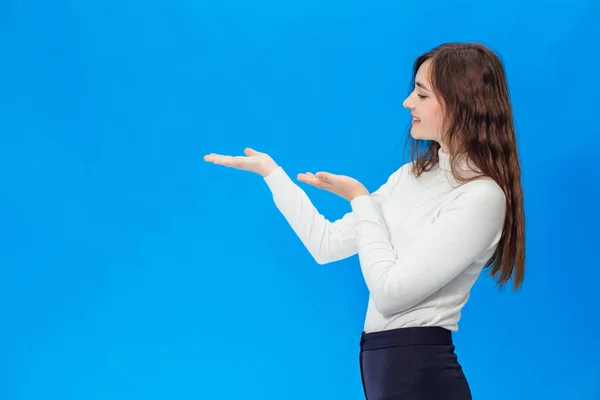 Jeune belle fille isolée sur fond bleu — Photo