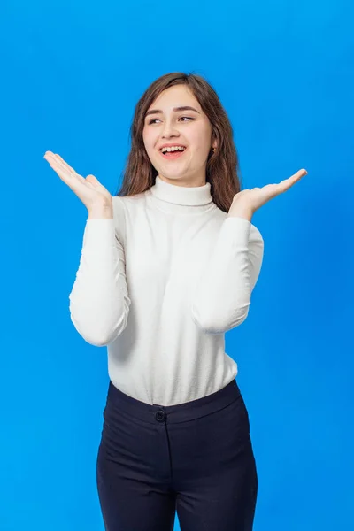 Menina bonita jovem isolado no fundo azul — Fotografia de Stock