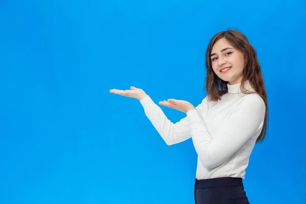 Young beautiful girl isolated on blue background — Stock Photo, Image