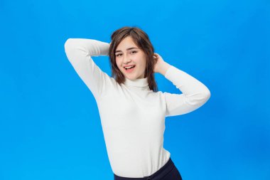 Üzerinde mavi arka plan izole genç güzel kız