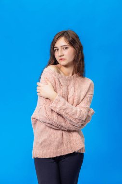 Üzerinde mavi arka plan izole genç güzel kız