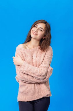 Üzerinde mavi arka plan izole genç güzel kız