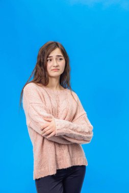 Üzerinde mavi arka plan izole genç güzel kız