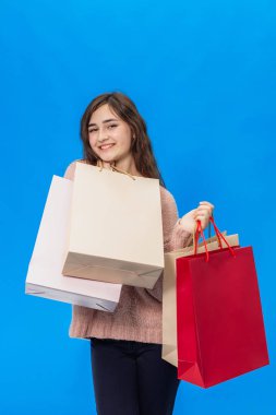 Mavi bir arka plan üzerinde izole mutlu genç kadın