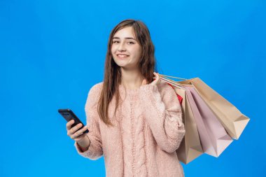 Kız mavi bir arka plan üzerinde izole