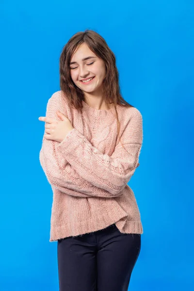 Menina bonita jovem isolado no fundo azul — Fotografia de Stock