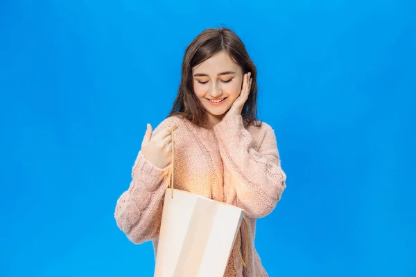 Menina em um fundo azul isolado — Fotografia de Stock