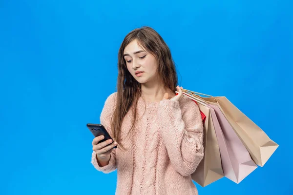 Mädchen auf blauem Hintergrund ist isoliert — Stockfoto